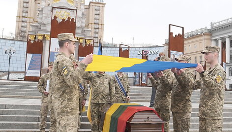 Atsisveikinimo su Ukrainoje mū&scaron;io lauke žuvusiu Tomu Valentėliu ceremonija Kyjive