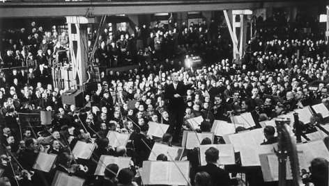 Dirigentas Furtwängleris diriguoja Berlyno filharmonijoje 1941 metais. Koncertą organizavo nacių programa „Stiprybė per džiaugsmą“.