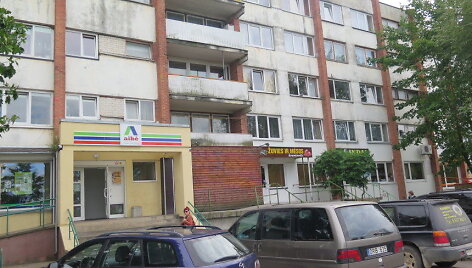 Daugiabutis Tauragėje, kur &scaron;ventinį trečiadienį vyko smurtine mirtimi pasibaigusios i&scaron;gertuvės.