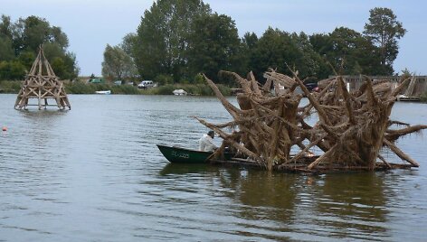 Visą vasarą nendrinės skulptūros plaukiojo Gintaro įlankoje.
