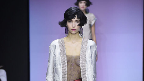 &bdquo;Giorgio Armani Priv&eacute;&ldquo; 2020 m. pavasario ir vasaros kolekcijos modelis