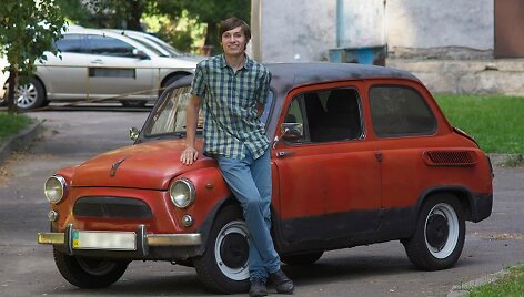 Studentas Dmitrijus Lipko seną ZAZ &bdquo;Boružėlę&ldquo; pavertė elektromobiliu