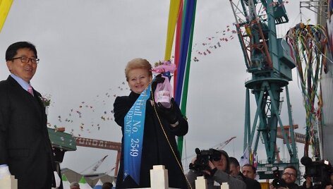 SGD laivo-saugyklos krik&scaron;tamote tapo prezidentė Dalia Grybauskaitė. 