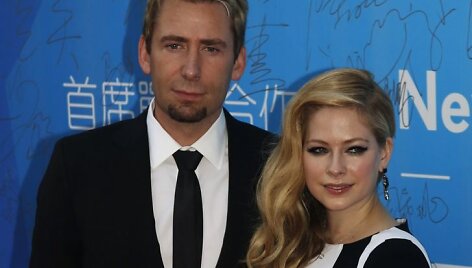 Kanadiečių dainininkė Avril Lavigne su vyru Chadu Kroegeriu