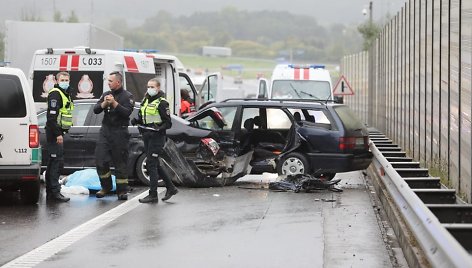 Kauno Vakariniame aplinkkelyje susidūrė 6 automobiliai, mirė žmogus