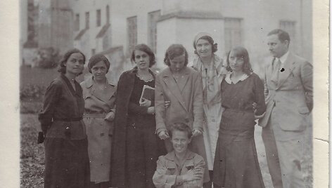 Stepono Batoro universiteto Dailės fakulteto studentų grupė fakulteto rūmų fone. Kairėje sėdi Irena ir Joanna Karpińskos. Iki 1933 m.