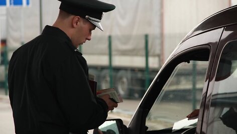Asociatyvinė iliustracija: dokumentų patikra