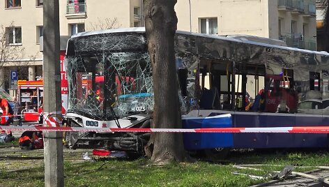 Į medį atsitrenkęs autobusas Krokuvoje