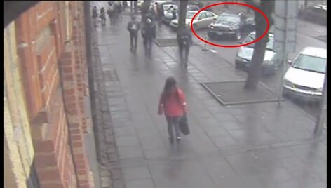 Ie&scaron;komas &bdquo;Infiniti&ldquo; automobilis ir jo vairuotojas