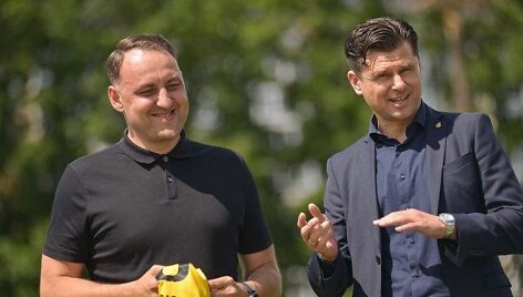 Alytaus miesto savivaldybės meras N. Cesiulis su kadenciją baigiančiu Lietuvos futbolo federacijos prezidentu T.Danilevičiumi