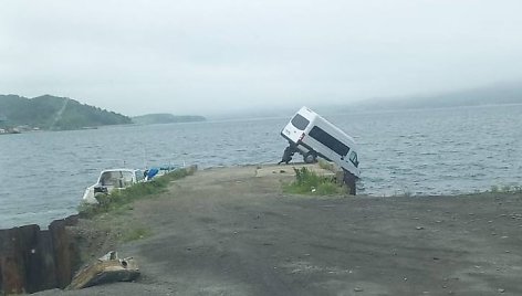 Mikroautobusas Rusijoje pakibo ant prieplaukos krašto