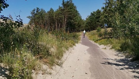 Poilsiautojai pasipiktinę šiukšlėmis dviračių trasoje Neringoje. 