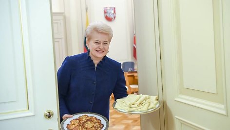 Dalia Grybauskaitė kolegas vaišino Užgavėnių blynais