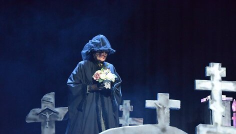 Nominacija &bdquo;Ry&scaron;kiausia spektaklio scenografija&ldquo; skirta dailininkams Lolitai Rūgytei ir Romualdui Drazdauskui