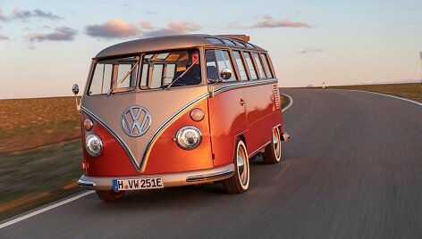 Nors atrodo kaip paprastas gražiai restauruotas Type 2, &scaron;io automobilio kėbule jau nebeplaka oru au&scaron;inama benzininė &scaron;irdis. (Gamintojo nuotrauka)