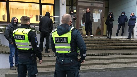 Prie teismo netrukus atvyko ir policijos pareigūnai.