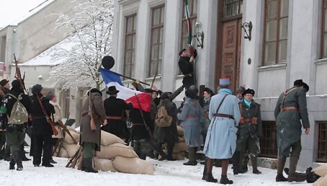 Viena i&scaron; atminimo lentų turėtų atsirasti ant buvusių prefektūros biurų Sukilėlių gatvėje, &scaron;alia kurios Sausio 15-ąją ne kartą įvyko teatralizuota &scaron;ventė &bdquo;Prefektūros &scaron;turmas&ldquo;