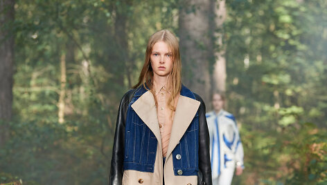 &bdquo;Burberry&ldquo; 2021 m. pavasario ir vasaros kolekcijos modelis