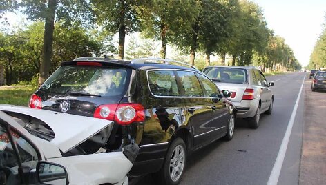 Prie Jonavos susidūrė penki automobiliai.