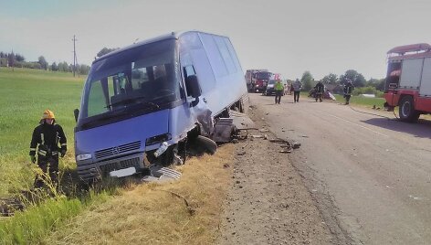 Palomenės kaime susidūrė keleivius vežęs autobusas ir &bdquo;Toyota&ldquo;