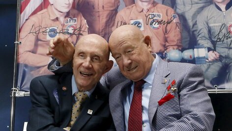 Legendiniai kosmonautai Thomasas Staffordas (kairėje) ir Aleksejus Leonovas susitinka praėjus 40 m. nuo istorinio rankų paspaudimo