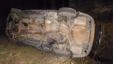 Apvirtęs kontrabandininkų automobilis &bdquo;Audi A4&ldquo;