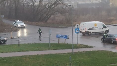 Pareigūnai prie įvažiavimo į miestą nuo Rimkų pusės.