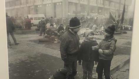 R.Požerskio fotografija iš Sausio 13-osios įvykių. Berniukai