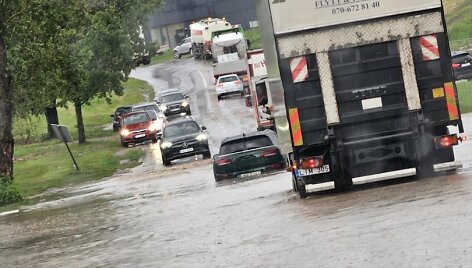 Staigi ir trumpa liūtis penktadienį paskandino keletą Kauno gatvių