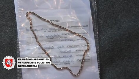 Trys vyrai, susigundę istorijomis apie palaidotą vyrą su stora auksine grandine, ryžosi i&scaron;kasti kapą.