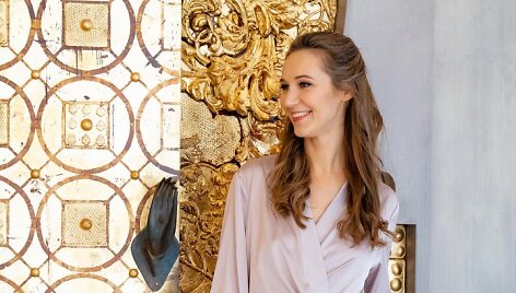 Agnės Deveikytės chalatų kolekcijos modelis