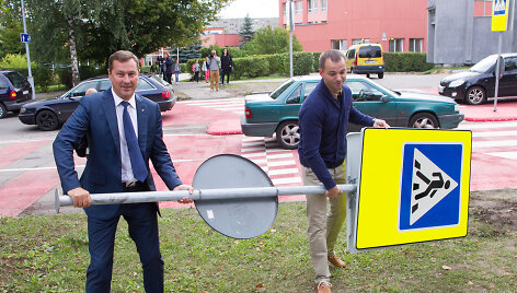 Artūras Zuokas ne&scaron;a per avariją nulaužta ženklą.