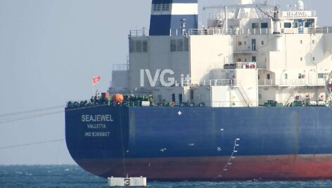 Rusijos naftą gabenusiame tanklaivyje &bdquo;Seajewel&ldquo; nugriaudėjo sprogimai