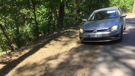 „CityBee“ priklausantis „Volkswagen“ važinėjo Panemunės šilo pėsčiųjų takais