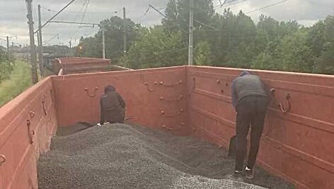 Nelegalias cigaretes slėpė traukinyje po skalda