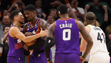 Devinas Bookeris ir Deandre Aytonas džiaugiasi pergale