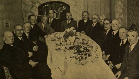 Lietuvių piliečių draugijos Harbine valdyba. Centre Lietuvos konsulas Eduardas Jatulis.