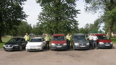 Nežymėti policijos automobiliai