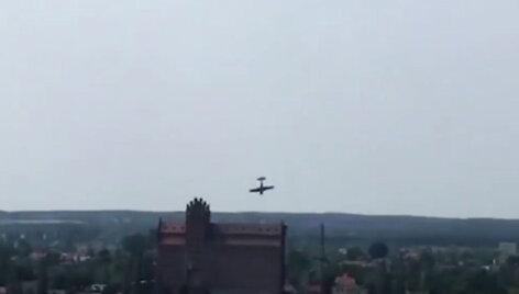 Lenkijoje per aviacijos &scaron;ventę į Vyslą nukrito akrobatinis lėktuvėlis
