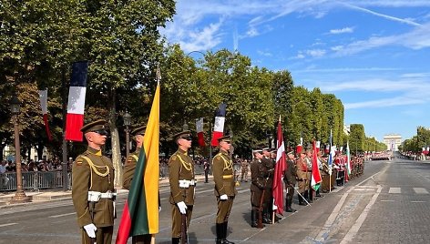 Garbės sargybos kuopos kariai žygiavo Bastilijos paėmimo dienos minėjime Paryžiuje