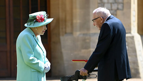 Tomą Moore'ą britų karalienė Elizabeth II į&scaron;ventino į riterius