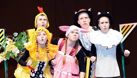 Plungės kultūros centro vaikų ir jaunimo teatras SAULA. Spektaklis KATĖS NAMAI