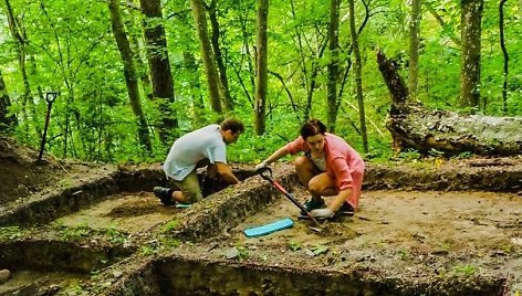 Archeologai, kasinėdami neseniai mokslininkų bendruomenės „atrastą“ Kukuliškių piliakalnį, aptiko įdomių radinių: gintaro, keramikos, grūstuvę.