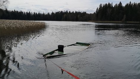 Iš Platelių ežero dugno ištrauktos sukežusios valtys