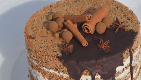 Tortas su ruginės duonos biskvitu ir cinamonu