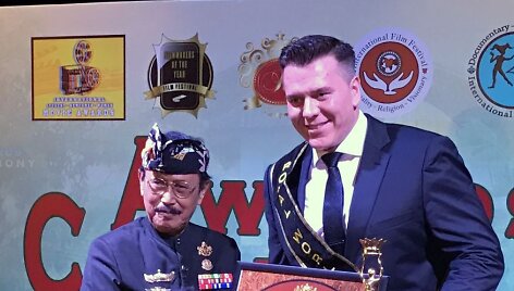 Aleksandras Brokas su vienu i&scaron; Balio karali&scaron;kųjų rūmų atstovų