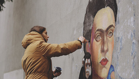 Menininkė Paulė Bocullaitė ir jos Frida Kahlo pie&scaron;inys ant statistikos departamento pastato sienos