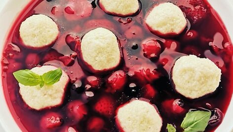 &Scaron;alta uogų sriuba su &scaron;iltais var&scaron;kėtukais