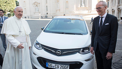 Romos popiežius Pranciškus gavo dovanų elektromobilį „Opel Ampera e“