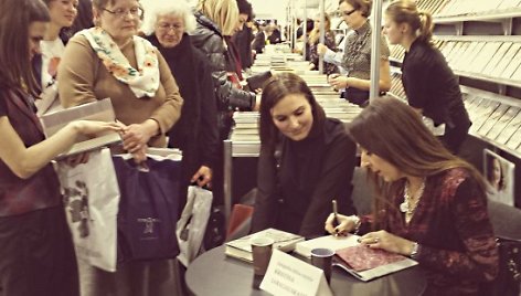 Kristina Sabaliauskaitė rašo autografus